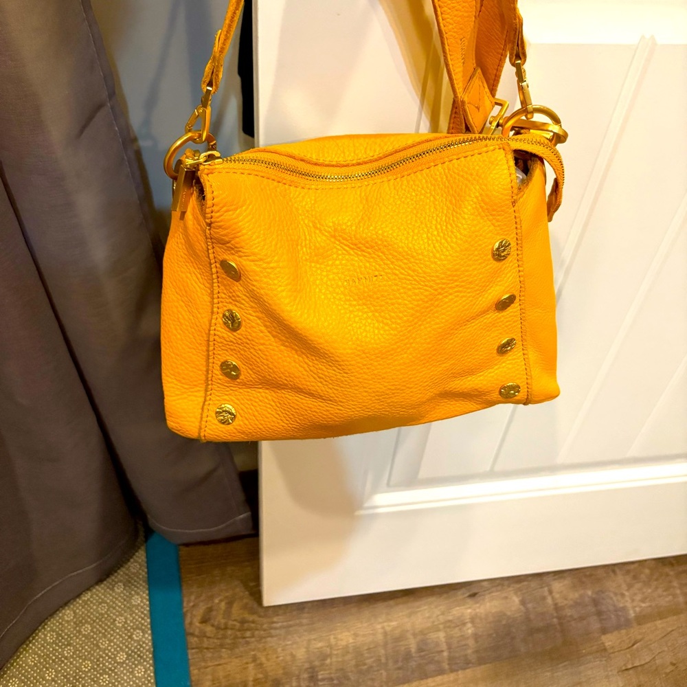This is a EUC Bryant medium Tangerine bag. I bought it and used it once.